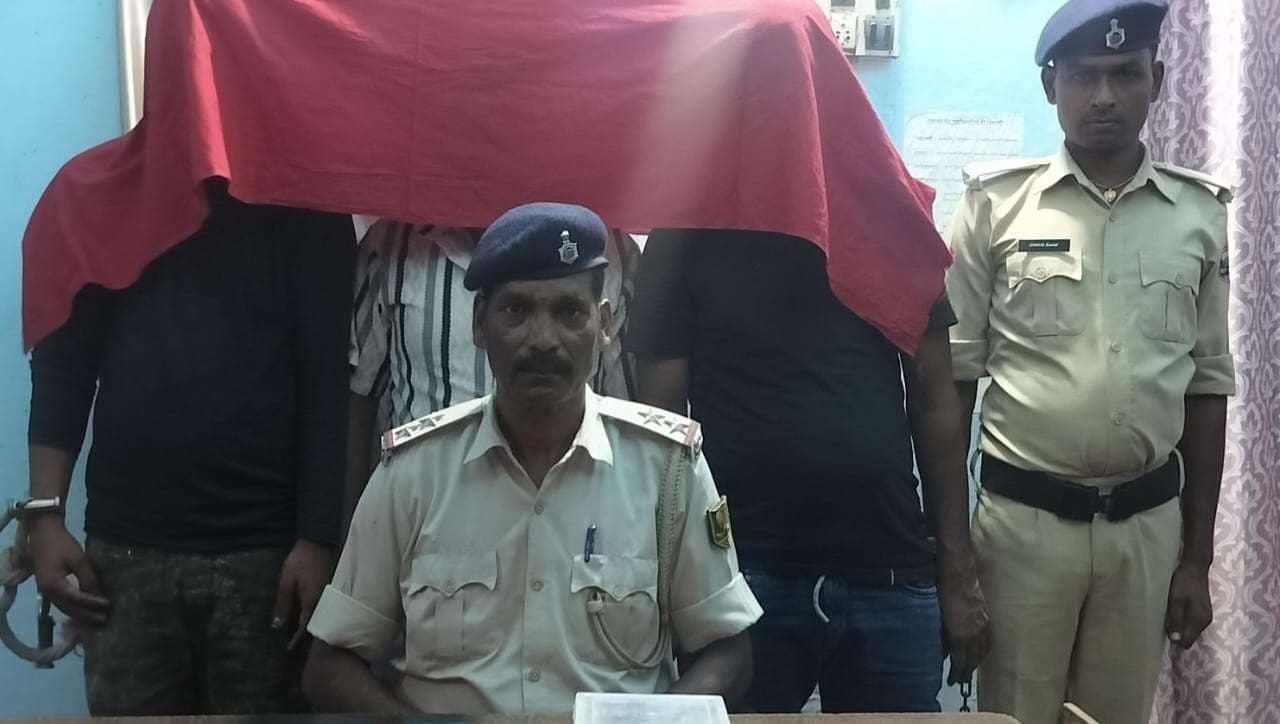 पुलिस ने स्मैक के साथ तीन  तस्करों को बाइक के साथ किया गिरफ्तार