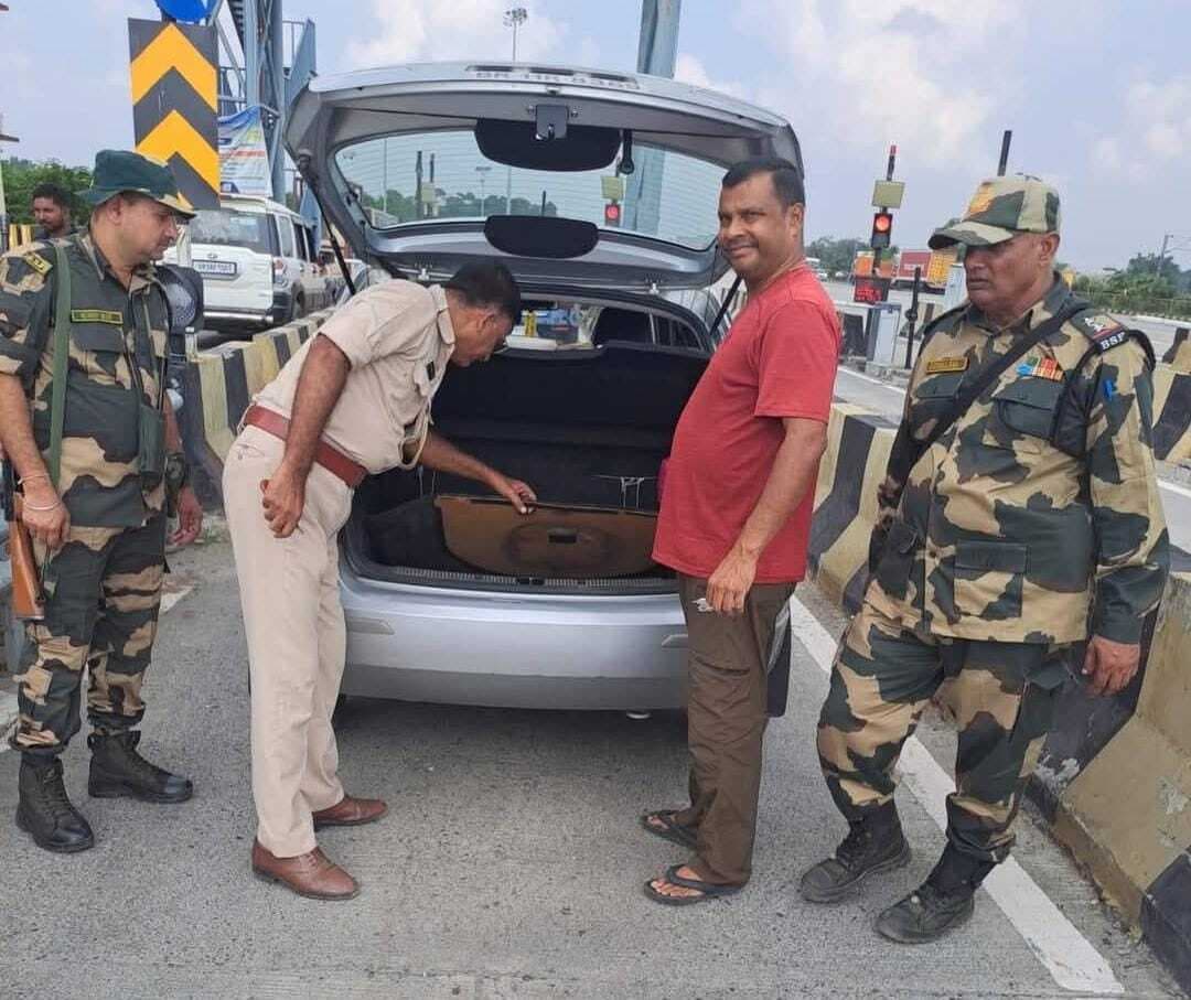 विधानसभा चुनाव को लेकर वाहनों की जांच की जा रही