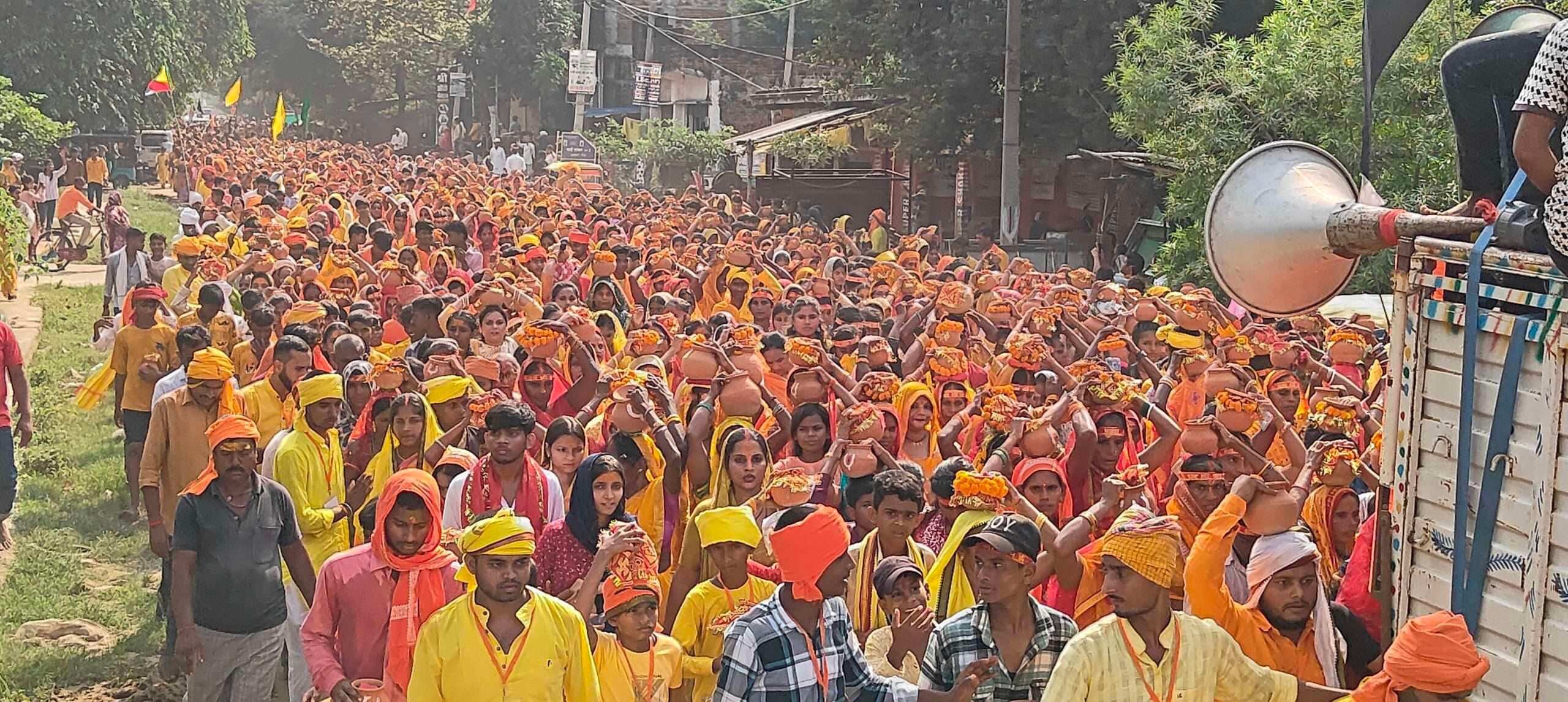 Sasaram News : चातुर्मास ज्ञान लक्ष्मी नारायण महायज्ञ को लेकर निकली कलश शोभायात्रा