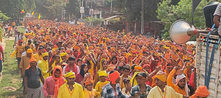 Sasaram News : चातुर्मास ज्ञान लक्ष्मी नारायण महायज्ञ को लेकर निकली कलश शोभायात्रा