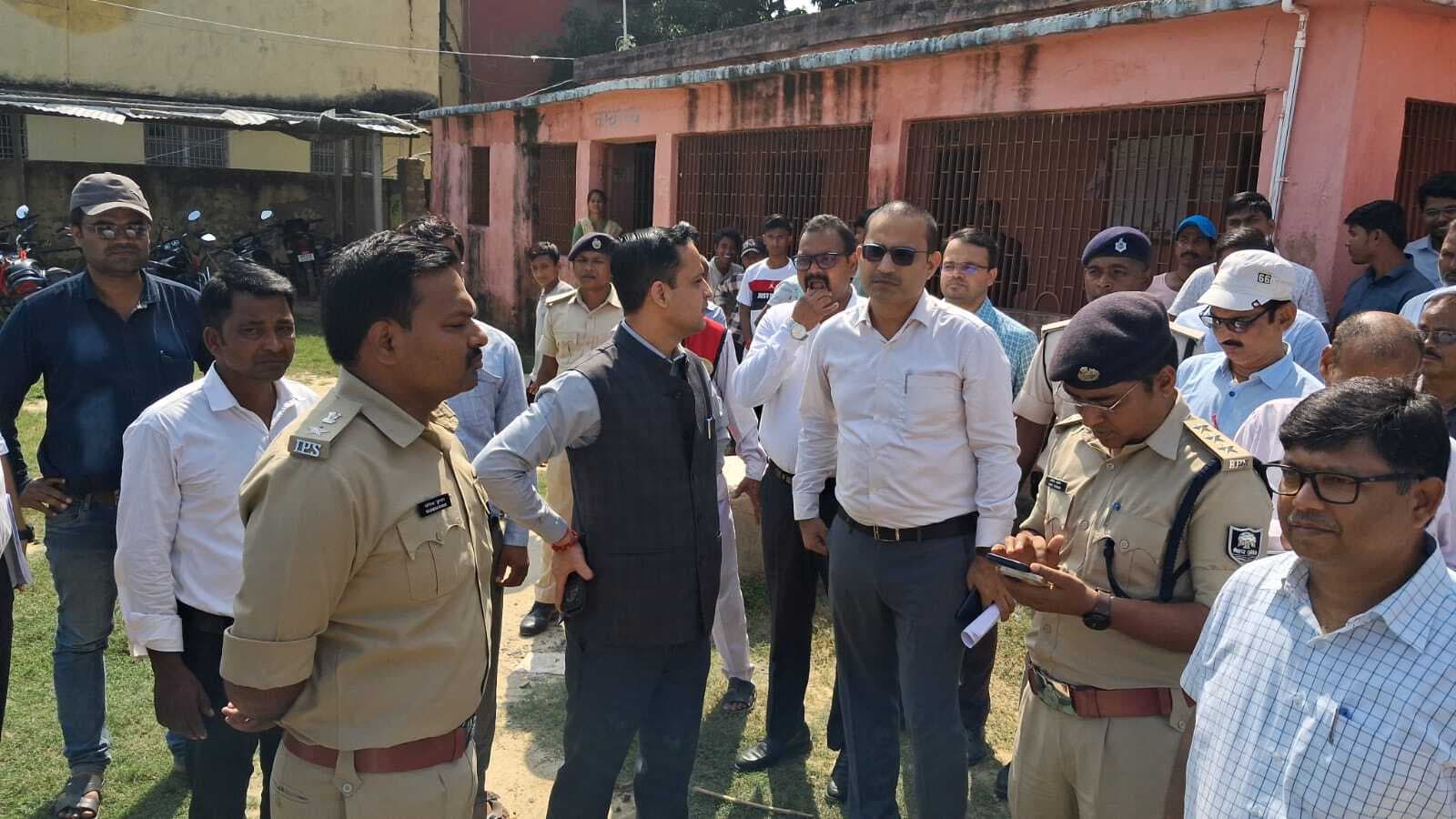 Madhubani News : डीएम ने बेनीपट्टी और हरलाखी विधानसभा के विभिन्न मतदान केंद्रों का किया निरीक्षण