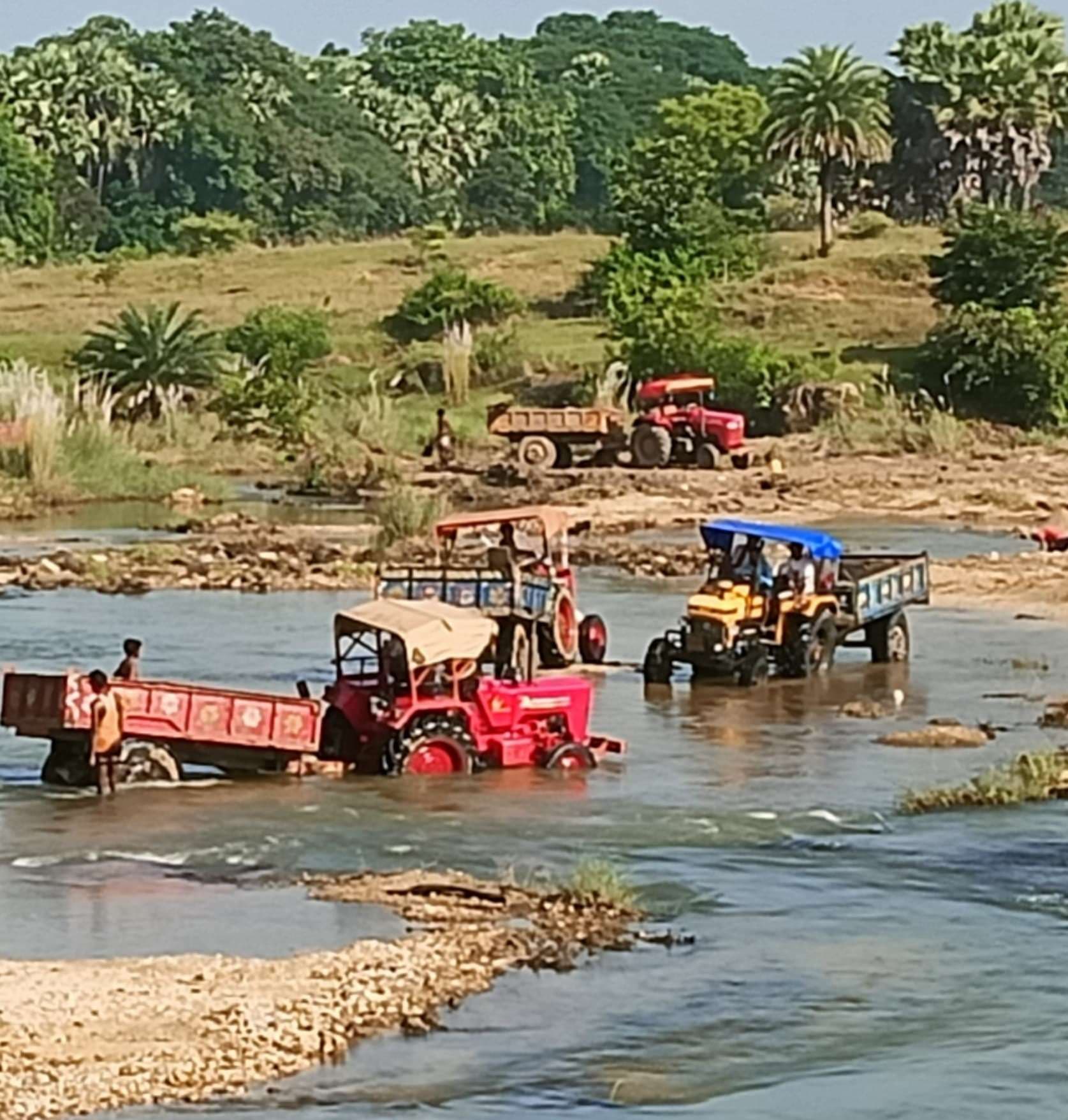 Bokaro News : बोकारो में बेखौफ जारी है बालू खनन व भंडारण का खेल