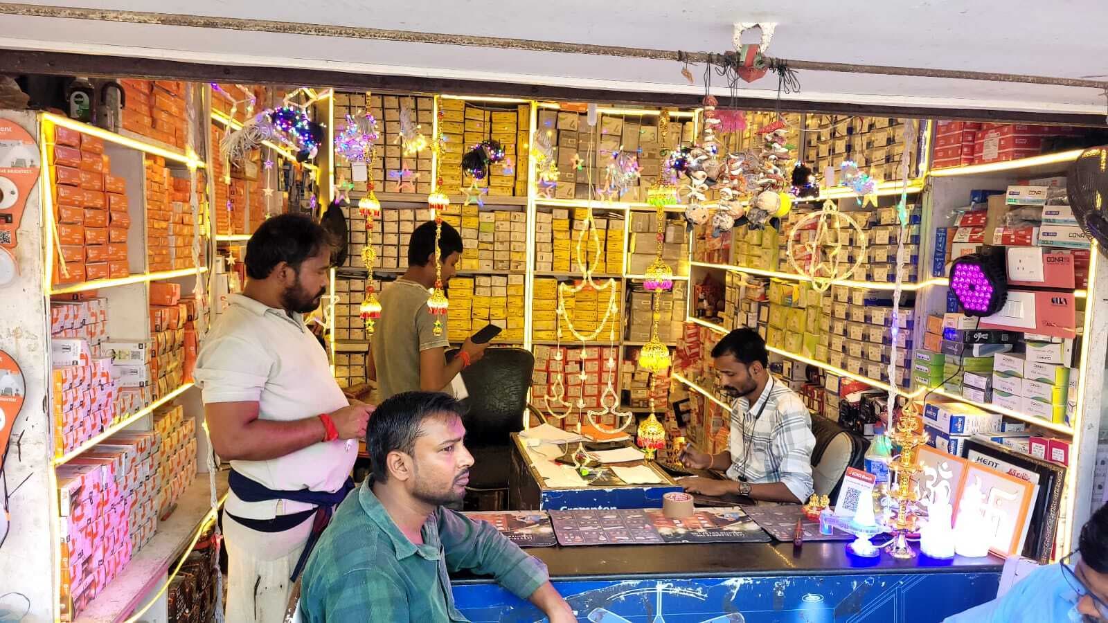 Madhubani News : रंग बिरंगी बिजली के झालरों से पटा बाजार, एलइडी बल्ब व रंगीन झालरों की बढ़ी मांग