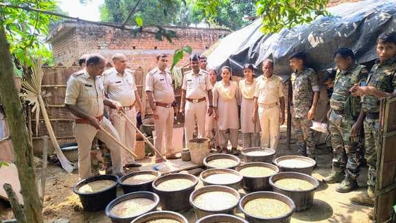 बिहार चुनाव के मद्देनजर छापेमारी अभियान में जावा महुआ और देशी शराब नष्ट