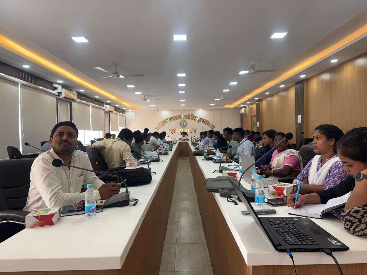 Chaibasa News : फूलो-झानो योजना से महिलाओं को जोड़कर लक्ष्य प्राप्त करें : डीडीसी