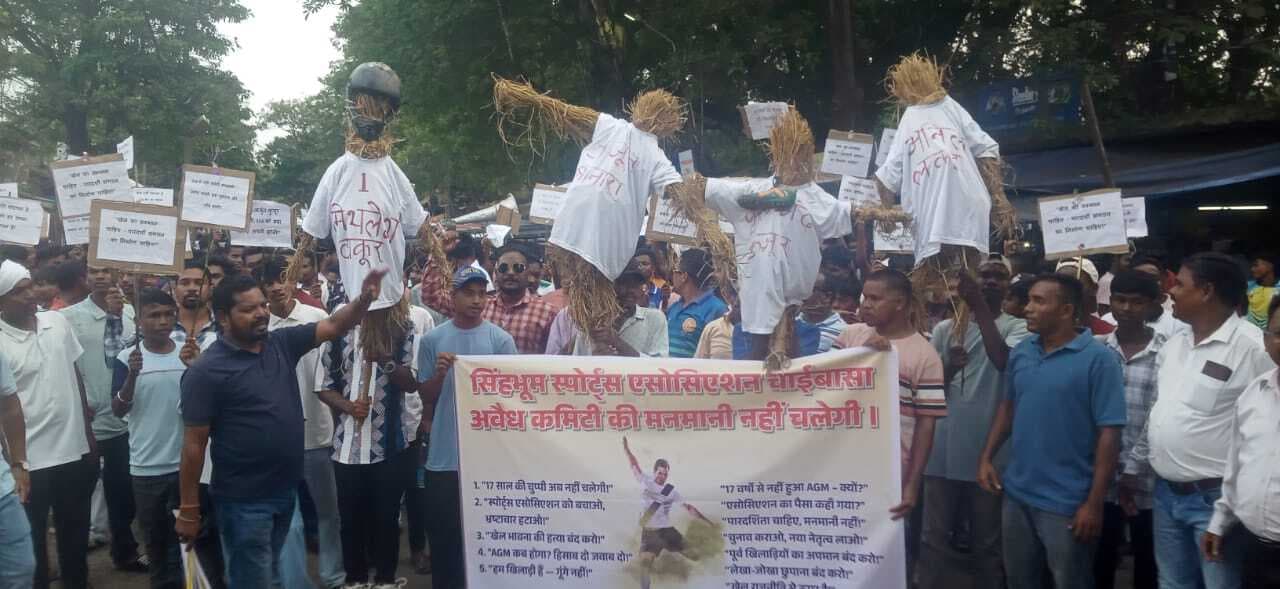 Chaibasa News : 17 साल से एजीएम नहीं कराना गलत, पहले चुनाव हो, फिर लीग मैच होने देंगे