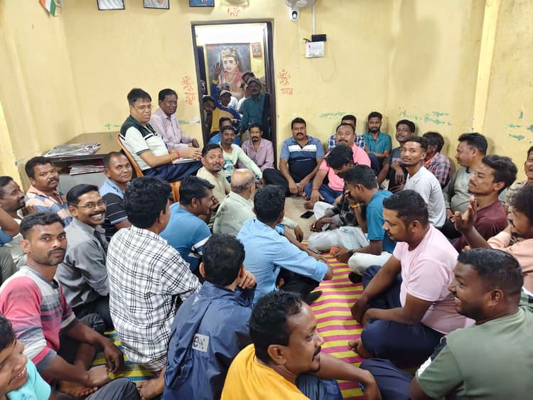 Chaibasa News : सेल में जल्द बहाली शुरू कर स्थानीय को अवसर देने की मांग