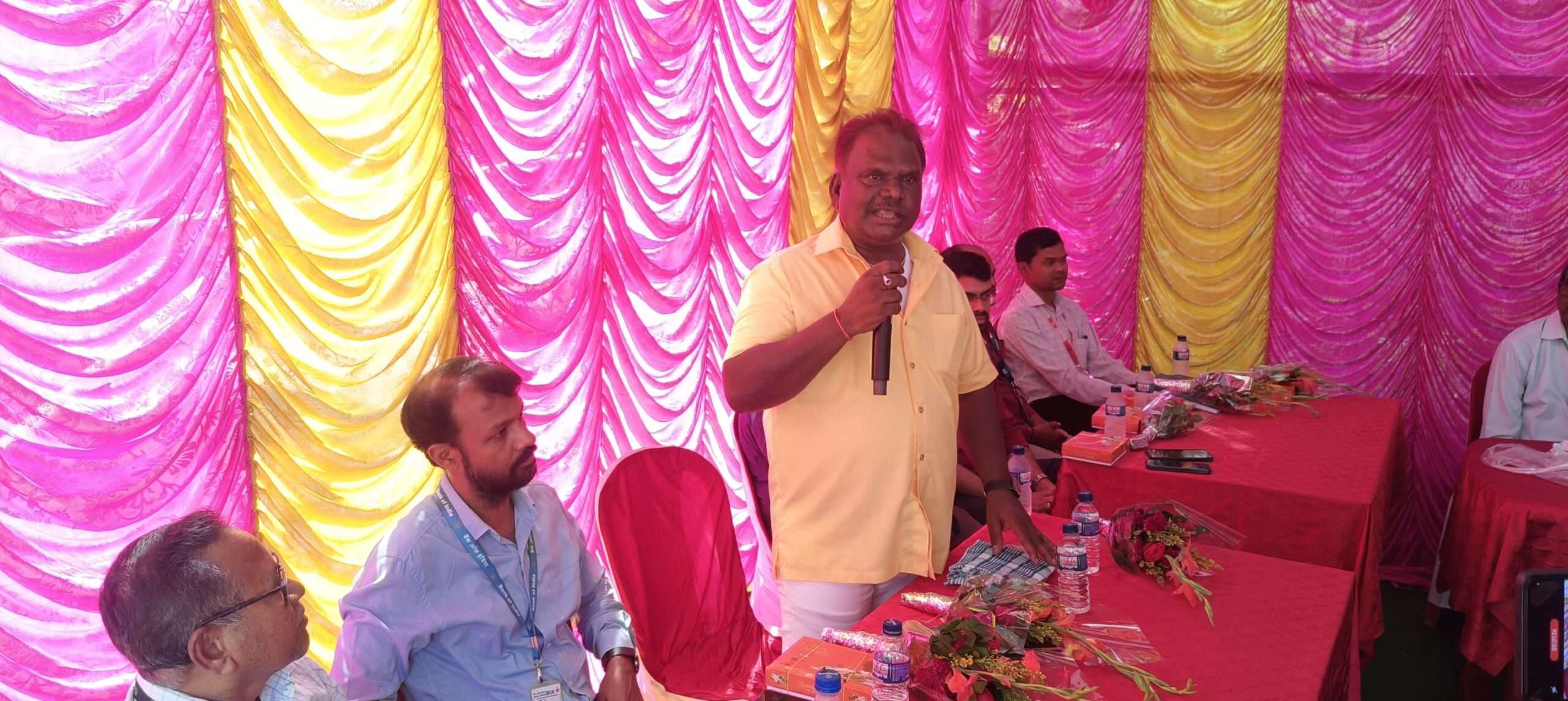 Chaibasa News : पेंशनर एसोसिएशन को कार्यालय भवन और एंबुलेंस देने का वादा