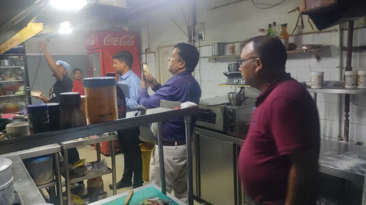 Giridih News: खाद्य सुरक्षा पदाधिकारी ने दुकानों व रेस्टोरेंट का किया निरीक्षण