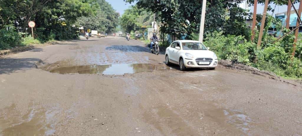 Seraikela Kharsawan News : चांडिल-कांड्रा रोड बना जानलेवा, हर मोड़ पर मंडरा रहा खतरा