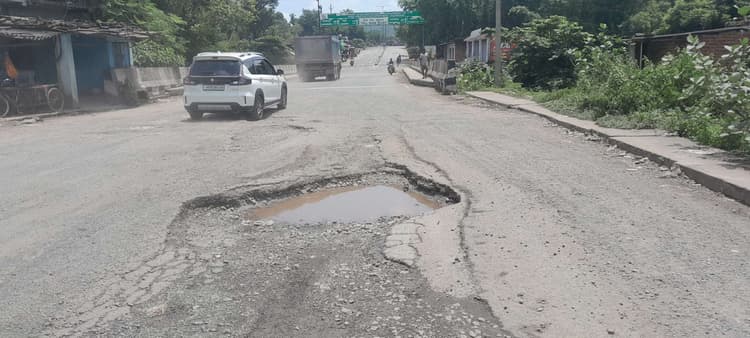 Seraikela Kharsawan News : लाइफलाइन नहीं, डेंजर जोन बना चौका-कांड्रा मार्ग