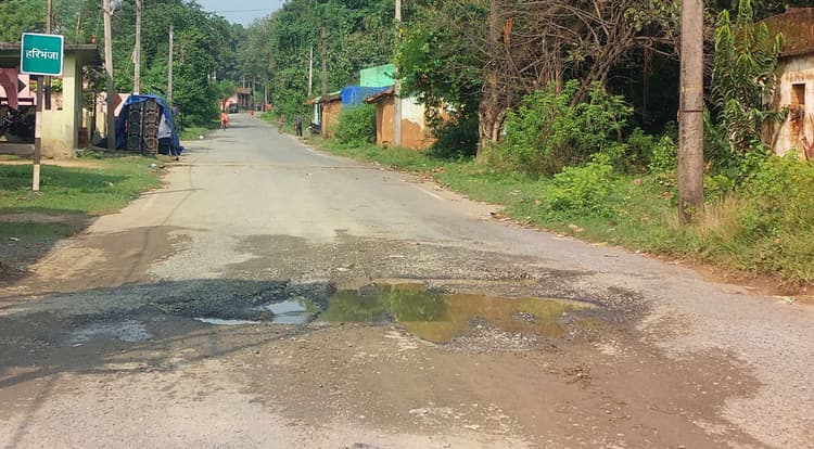 Seraikela Kharsawan News : चार साल में ही उखड़ गयी 52 करोड़ रुपये की सड़क