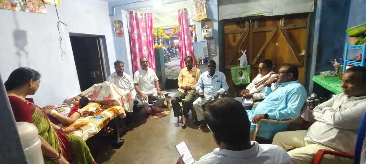 Giridih News: मिर्जागंज की पीड़ित महिलर को न्याय दिलाने का आश्वासन