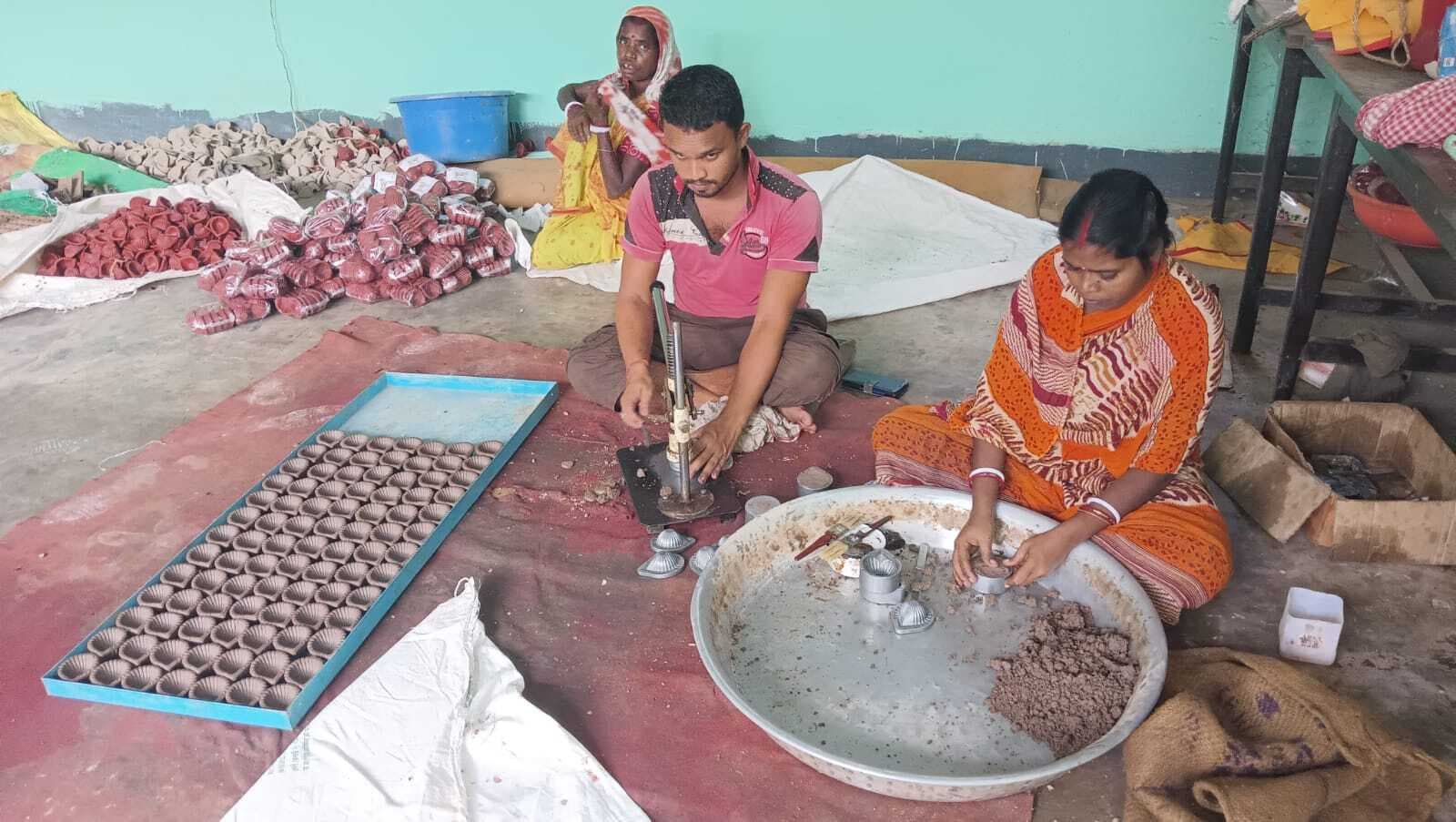 East Singhbhum News : चाकुलिया गोशाला को एक लाख इको फ्रेंडली दीये का मिला ऑर्डर, बारिश बनी विलेन