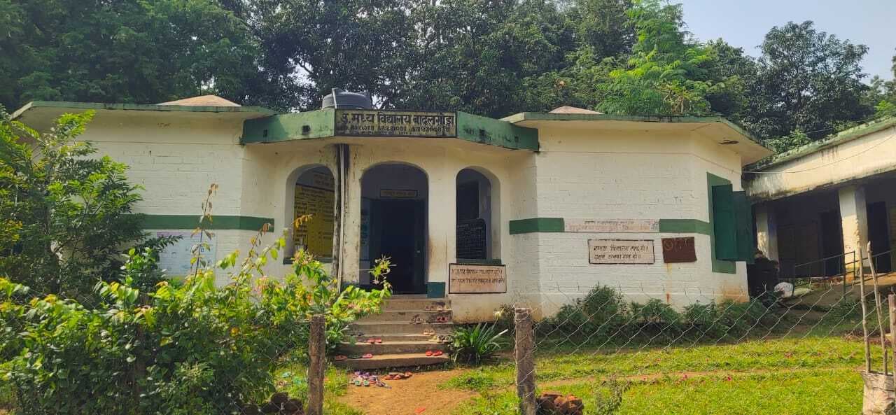 East Singhbhum News : विडंबना: तीन कमरों में होती है पहली से आठवीं तक की पढ़ाई
