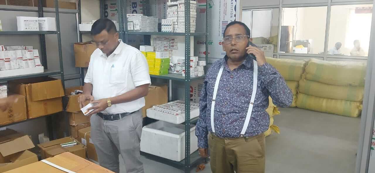 Jamshedpur News : ड्रग विभाग ने एमजीएम व सदर सहित अन्य दवा दुकानों से लिया सैंपल