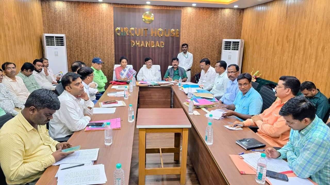 Dhanbad News: लंबित कार्यों का जल्द निष्पादन करें विभाग: विधानसभा समिति