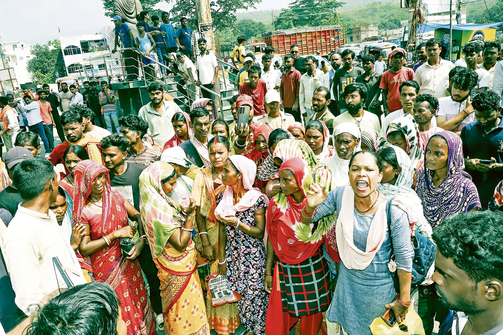 Jamshedpur News : ट्रैफिक सिपाही ने पिकअप वैन चालक के साथ की बदसलूकी, मोबाइल छीना, गुस्साये मजदूरों ने तीन घंटे की सड़क जाम