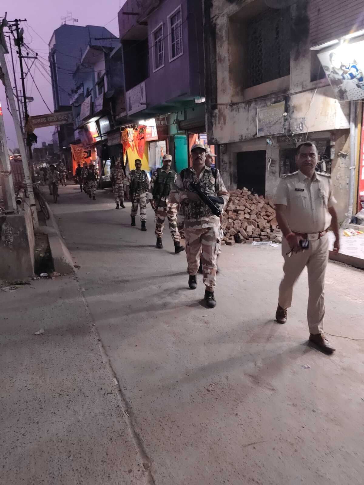 थावे में शांतिपूर्ण चुनाव के लिए सीआरपीएफ का फ्लैग मार्च