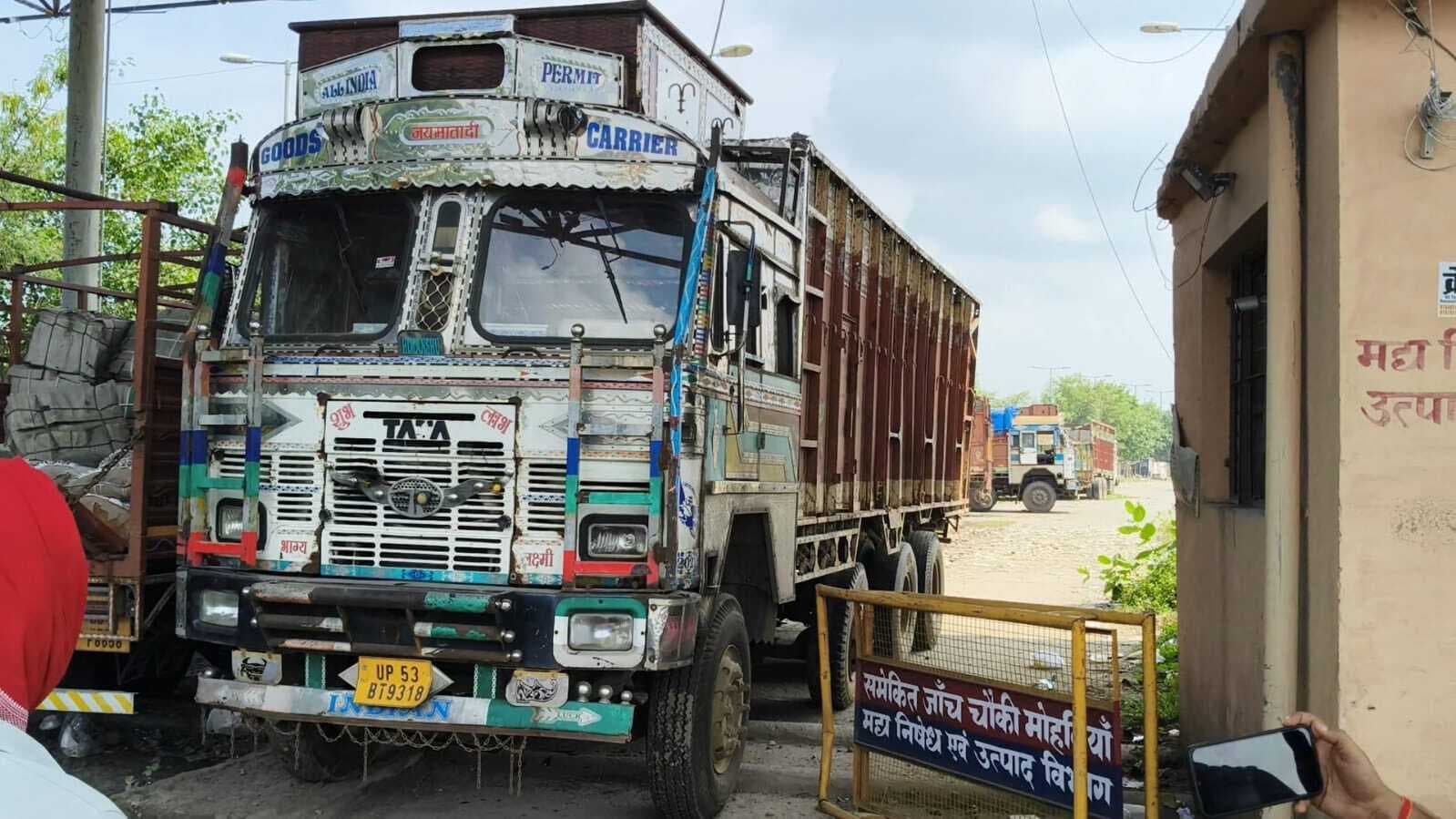 ट्रक में बने तहखाने से 1125 लीटर शराब जब्त, चालक गिरफ्तार