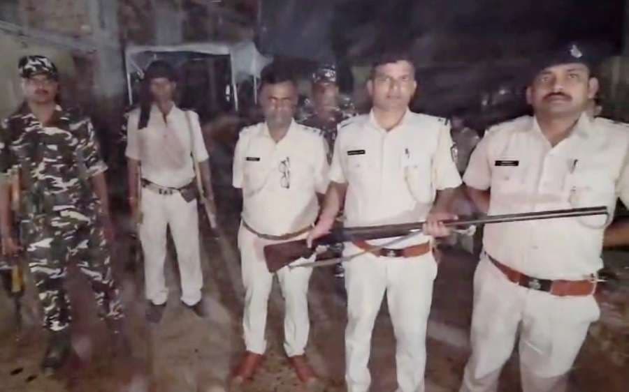 Motihari: बिछावन के नीचे छुपाकर रखे दोनाली बंदूक बरामद
