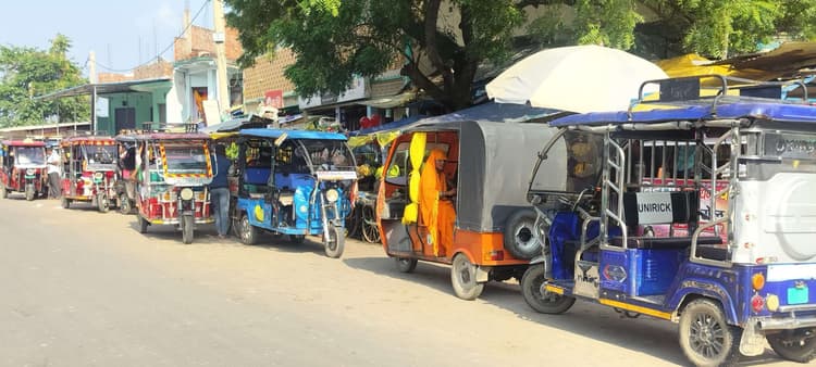 वाहन स्टैंड के अभाव से नुआंव में जाम की समस्या बरकरार, राहगीर परेशान