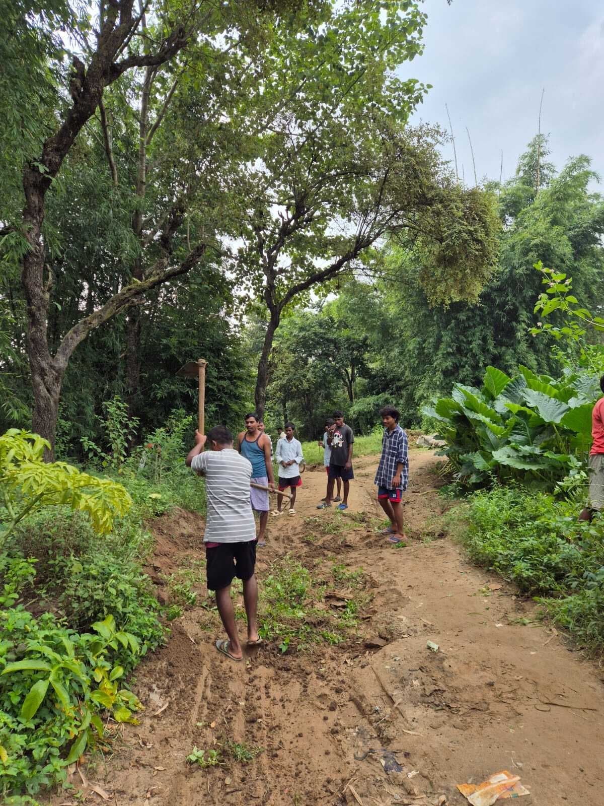 ग्रामीणों ने श्रमदान कर जर्जर सड़क को किया ठीक