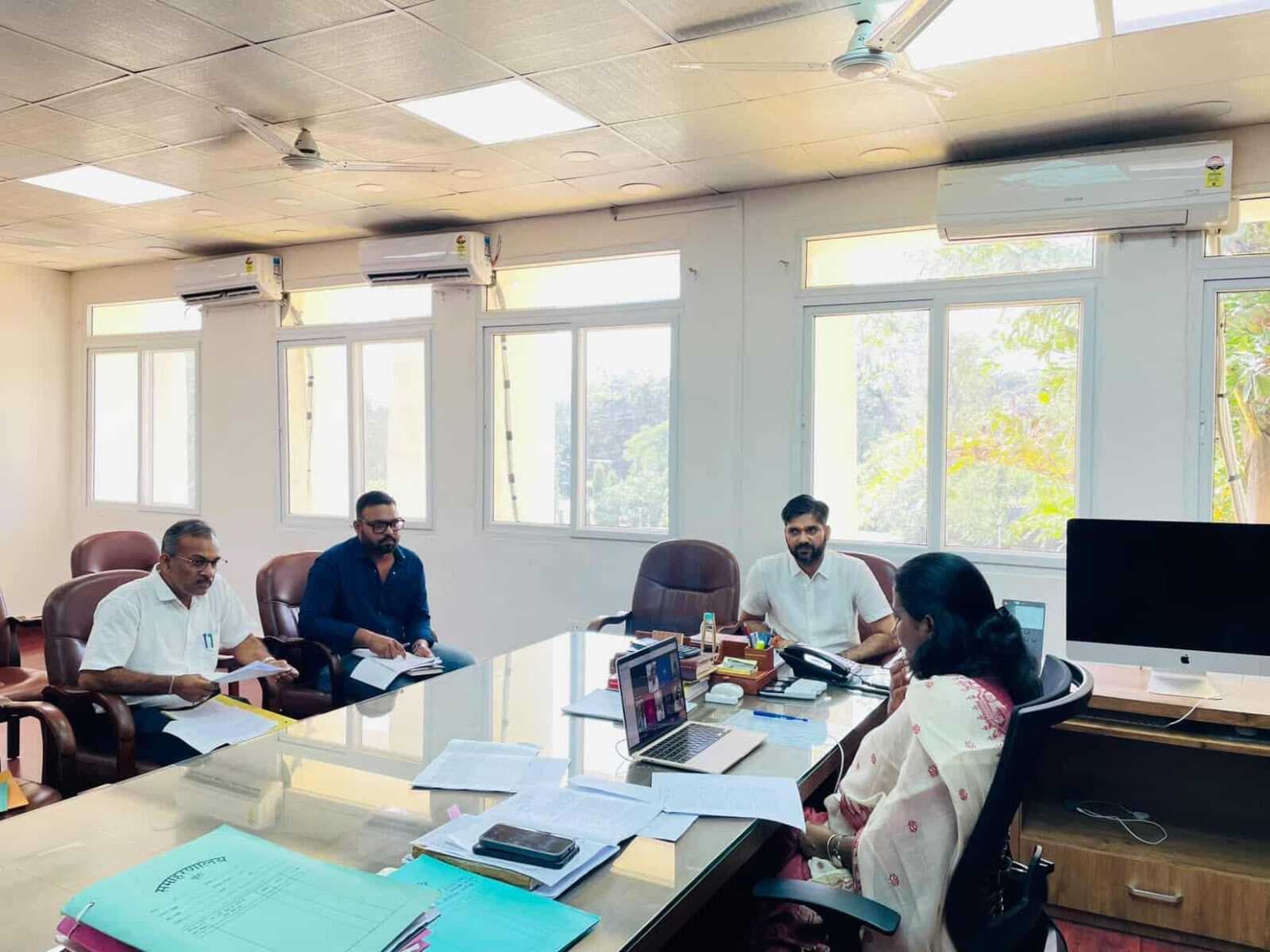 योजनाओं का क्रियान्वयन व लाभुकों को समय पर सहायता देें