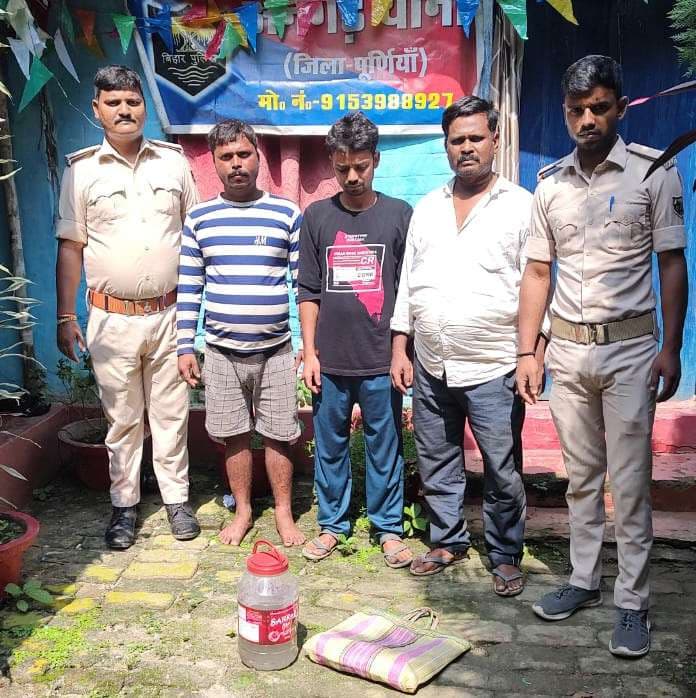 पांच लीटर शराब के साथ दो धंधेबाज व शराबी धराया