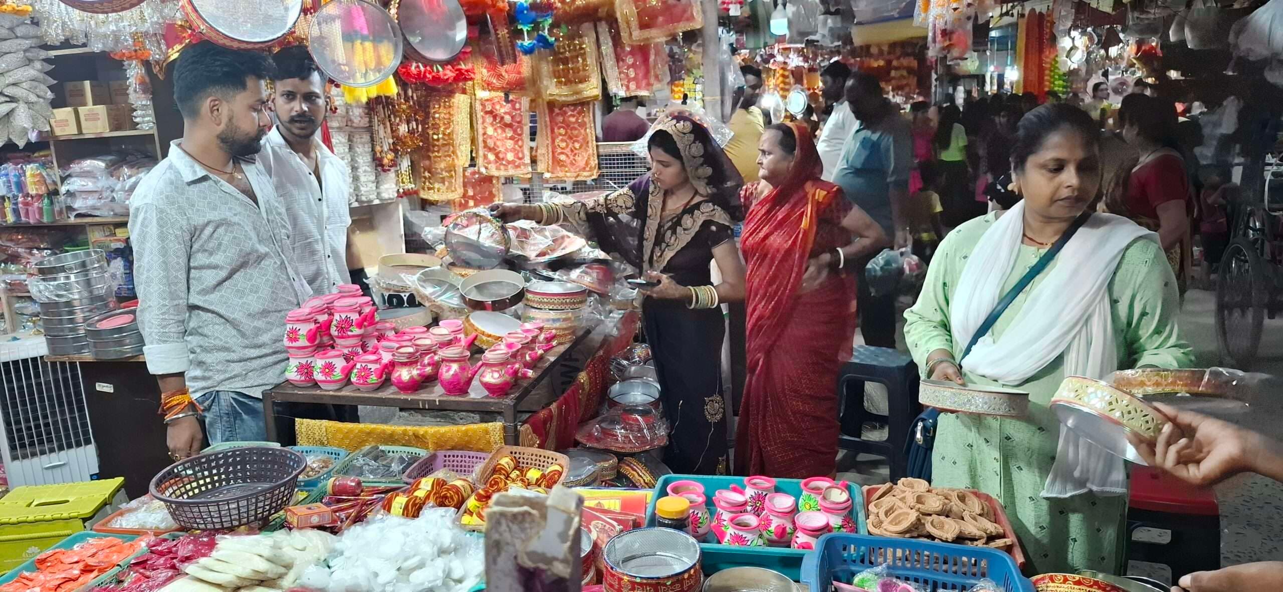 करवा चौथ आज, बाजारों में पूरे दिन चहल-पहल, महिलाओं ने जमकर की खरीदारी