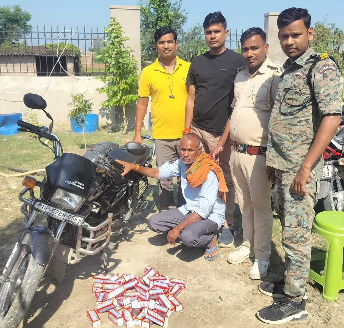 गोपालपुर में आम के बगीचे से शराब के साथ तस्कर धराया