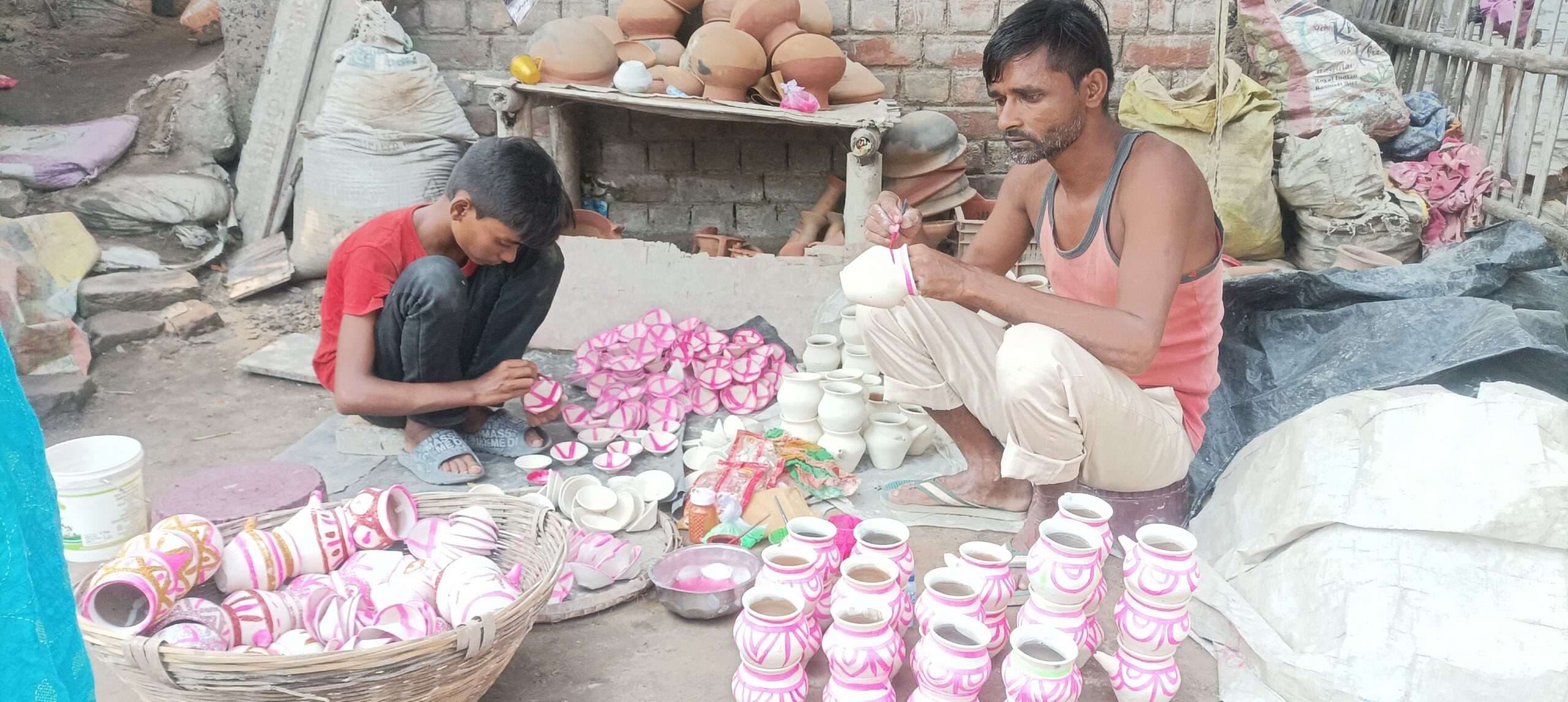 दीपावली की रौनक बढ़ाने में जुटे कुम्हार, आधुनिक झालरों की चमक में फीकी पड़ती मिट्टी के दीयों की रोशनी