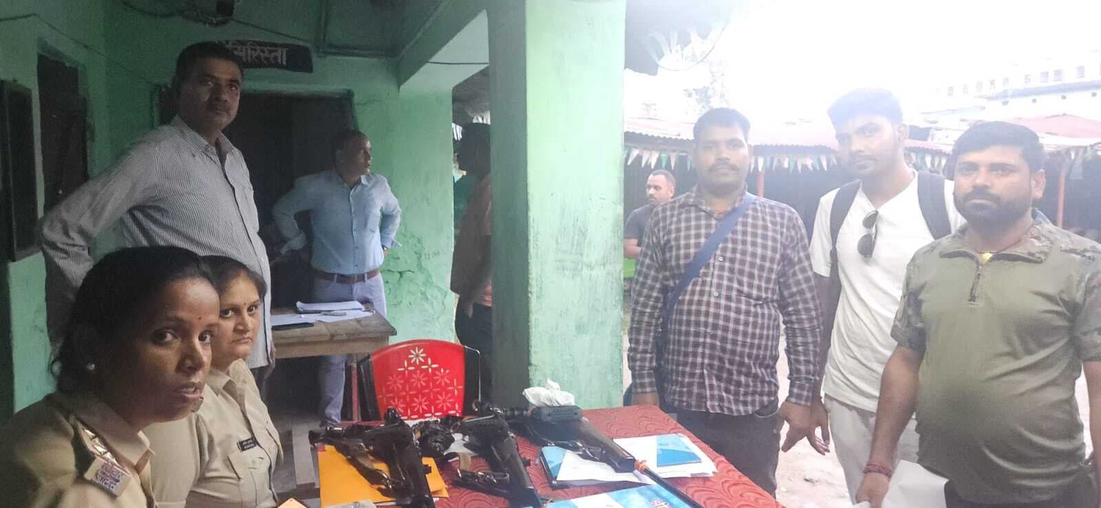 सत्यापन के बाद थाना में शस्त्र लिया जमा