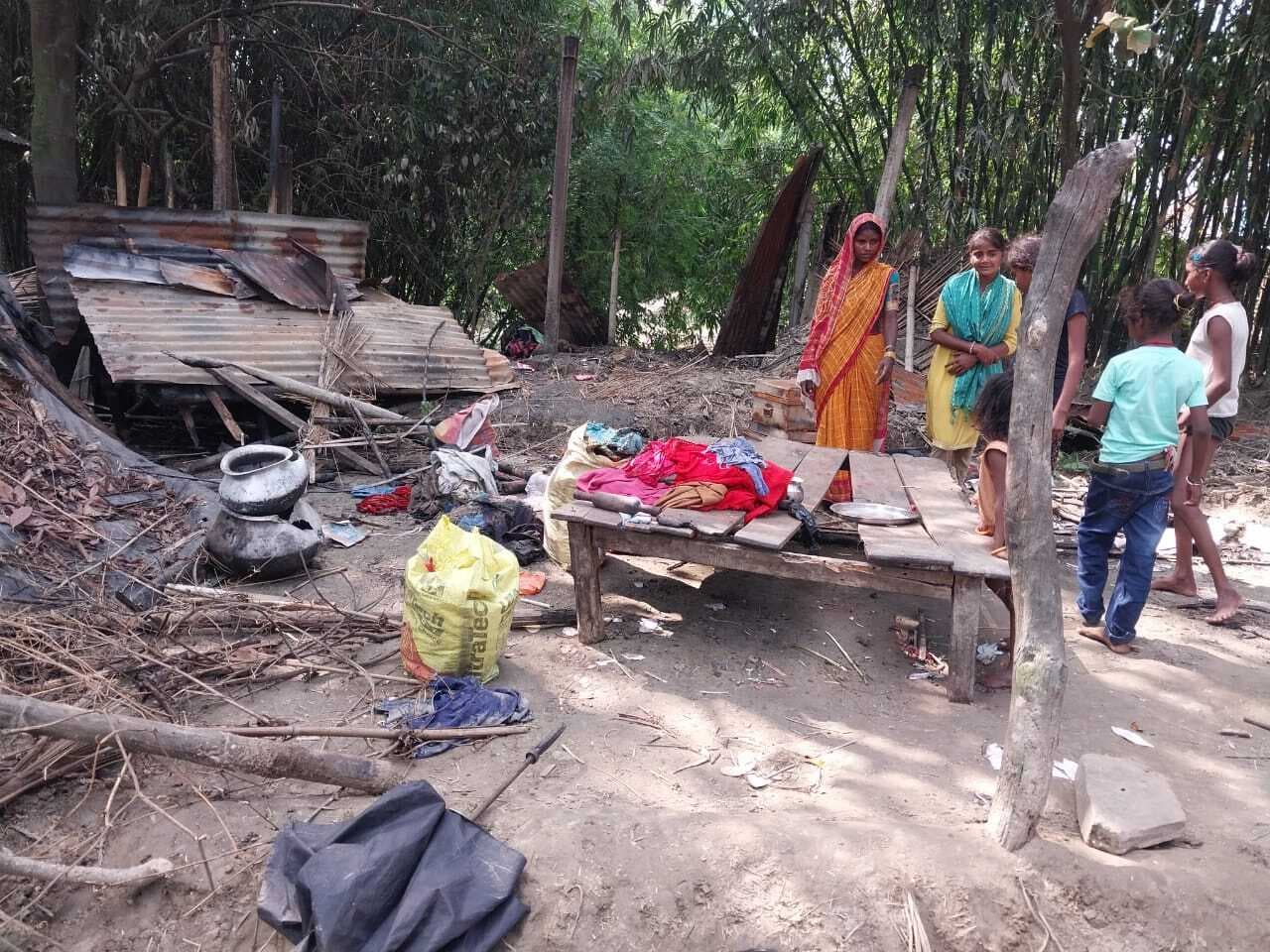 चूल्हे की चिंगारी से लगी आग, तीन घर जले