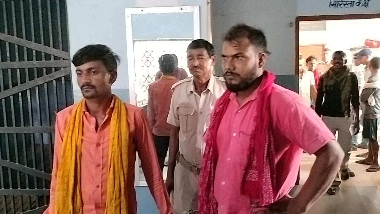 अवैध बालू लदे ट्रक के साथ चालक व उपचालक गिरफ्तार