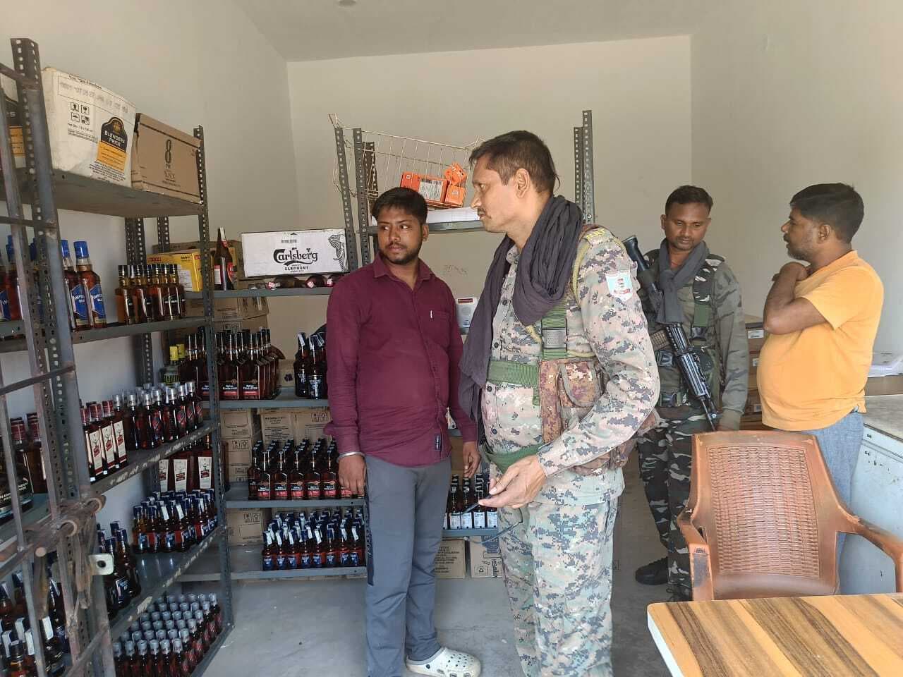 सेंध लगा कर 88,920 रुपये की शराब चोरी