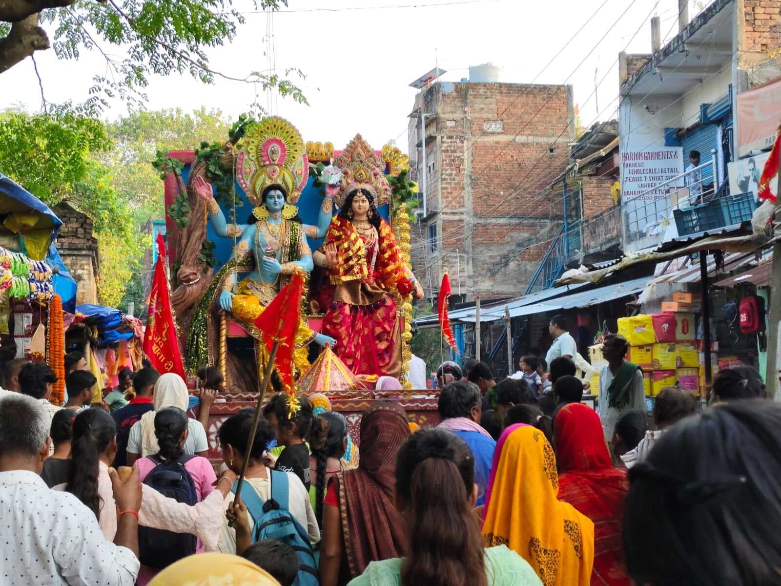 मां लक्ष्मी की प्रतिमा का भव्य विसर्जन, श्रद्धालुओं ने नम आंखों से दी विदाई