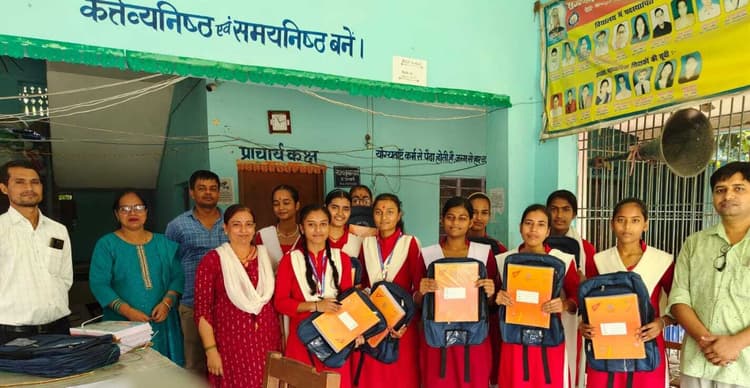 hajipur news. राजकीयकृत उच्चतर माध्यमिक विद्यालय में एफएएलएन किट का वितरण