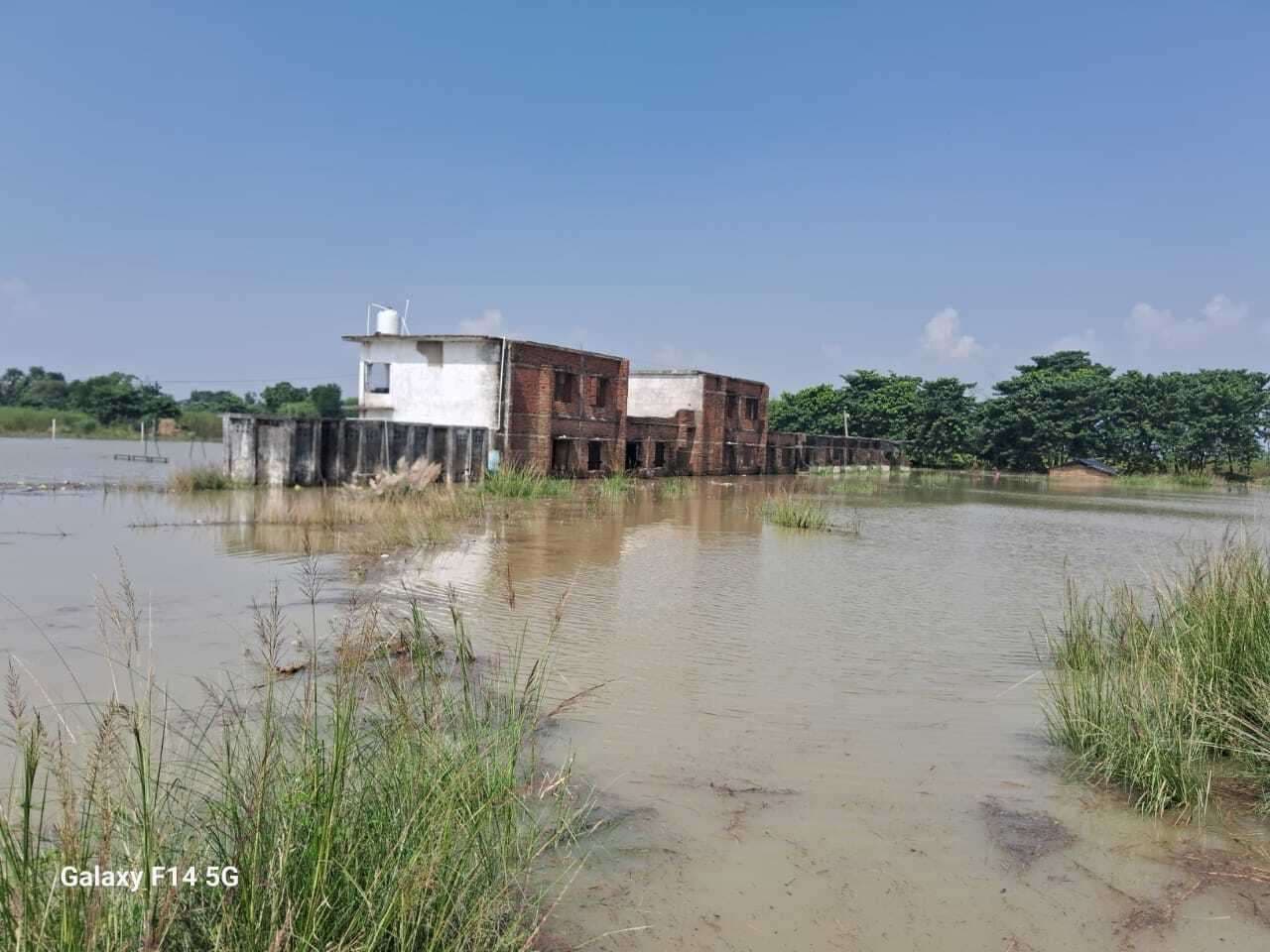Darbhanga News: तेजी से फैल रहा बाढ़ का पानी, बहपत्ती गांव का सड़क संपर्क भंग