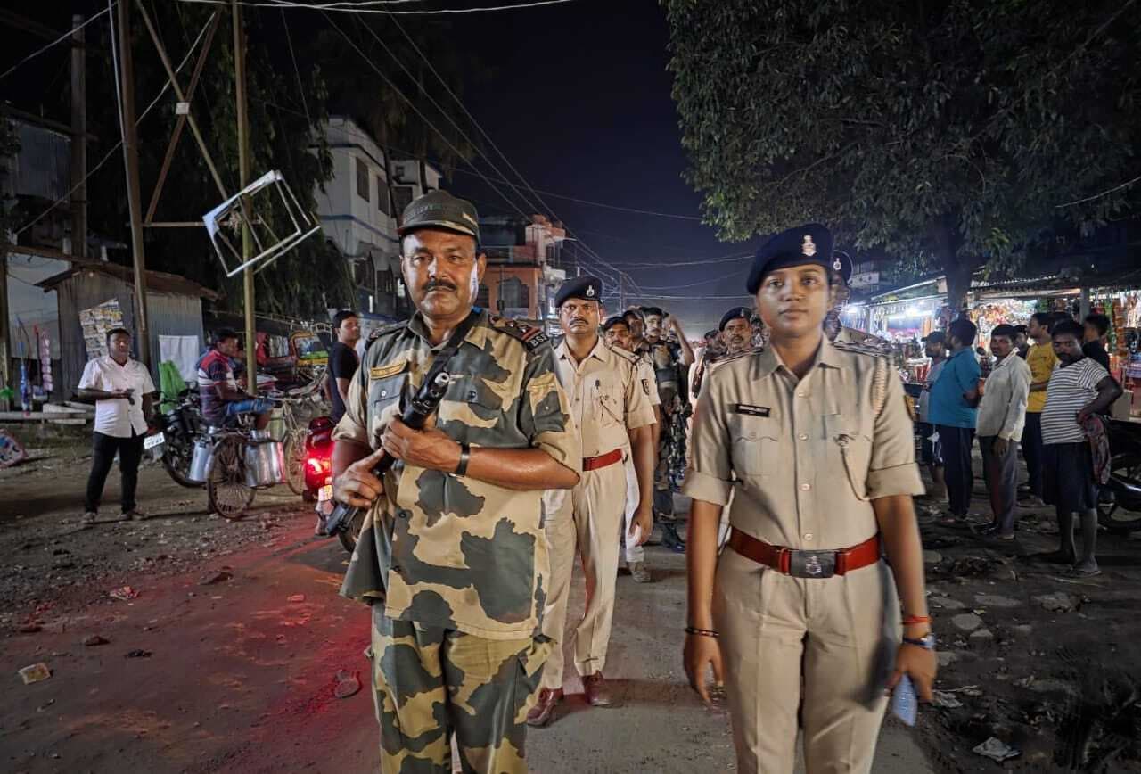 सालमारी पुलिस ने फ्लैग मार्च निकालकर शांति का दिया संदेश