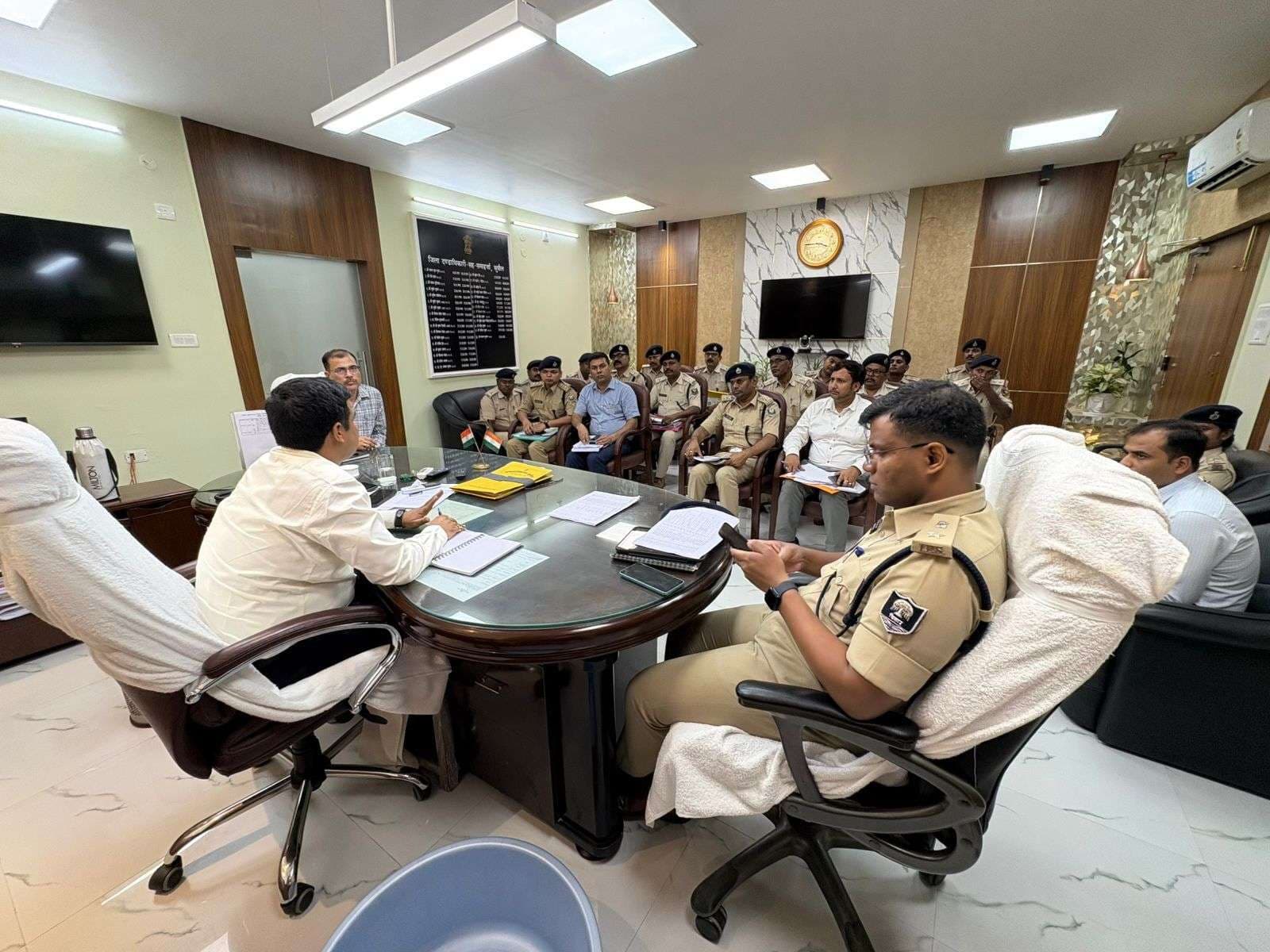 विस चुनाव 2025 को लेकर थानाध्यक्षों की समीक्षा बैठक