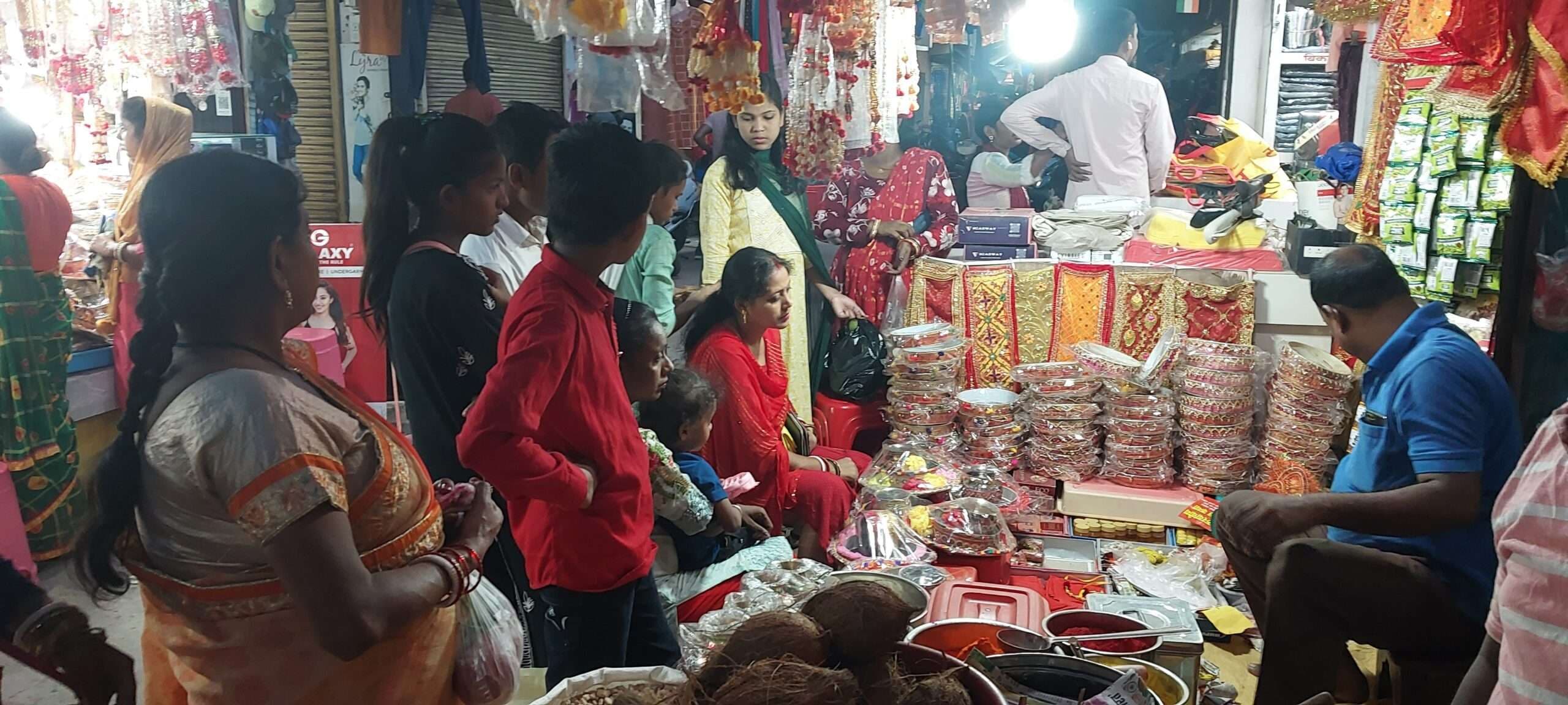 करवाचौथ को बाजार में खरीदारी करने महिलाओं की उमड़ी भीड़