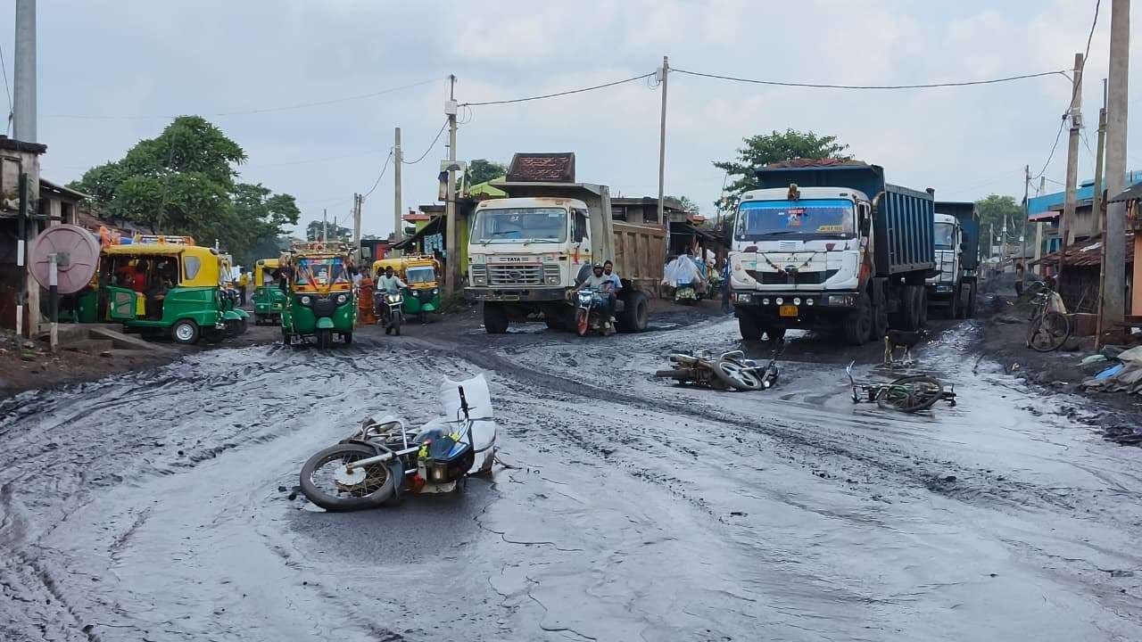 ग्रामीणों ने पाकुड़-अमड़ापाड़ा मुख्य सड़क घंटों किया जाम