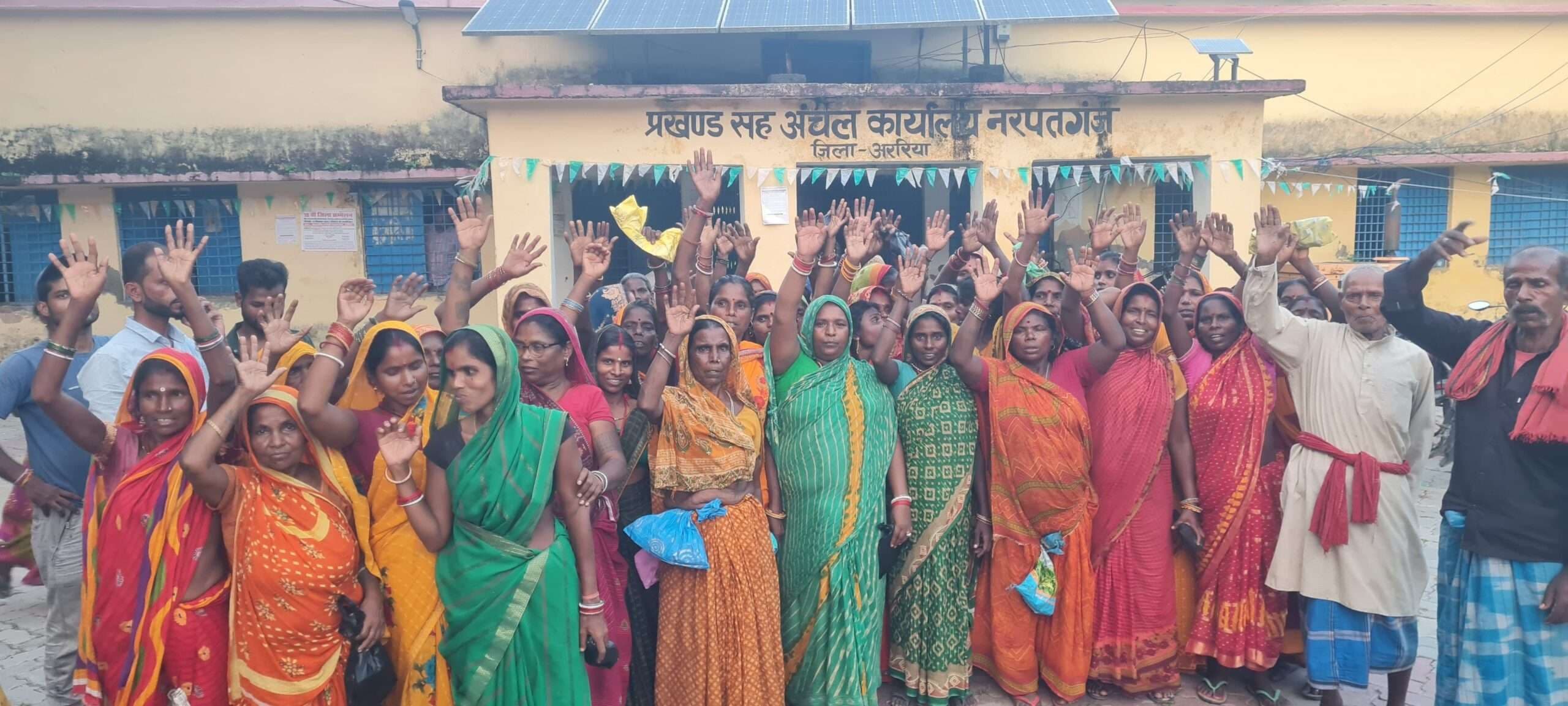 बाढ़ पीड़ितों ने अंचल कार्यालय में किया प्रदर्शन