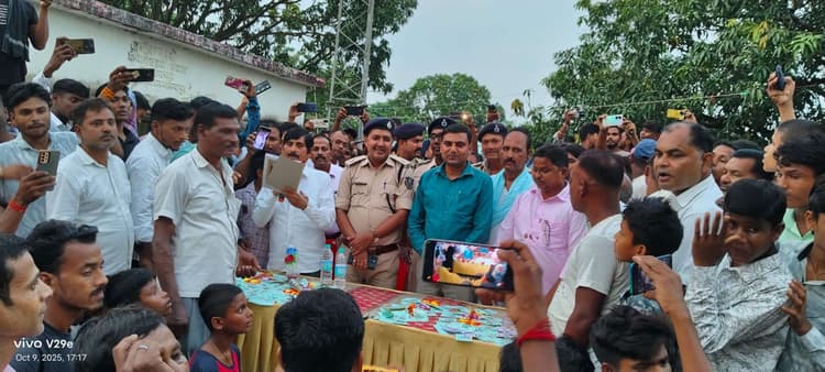 नौका प्रतियोगिता में गोलाघाट के विष्णु सिंह की टीम रही अव्वल