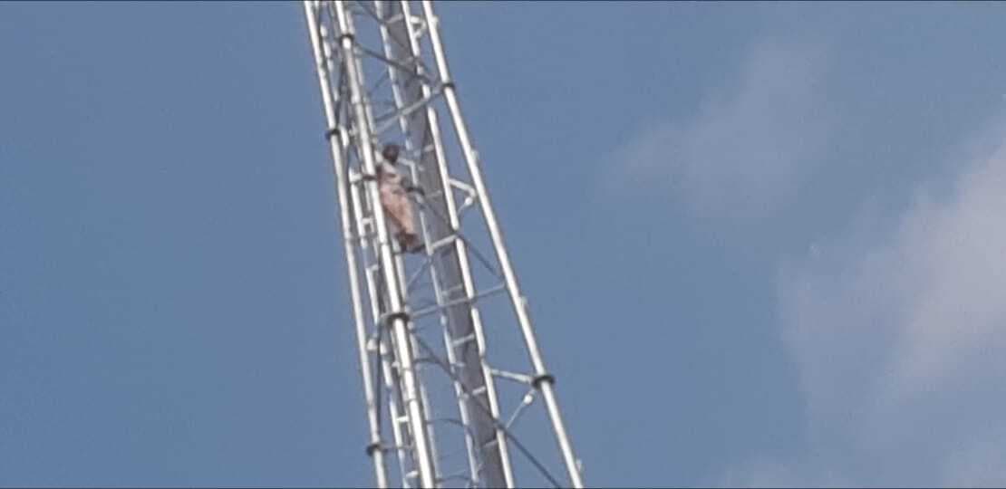 पिता की डांट से नाराज युवती चढ़ी मोबाइल टावर पर