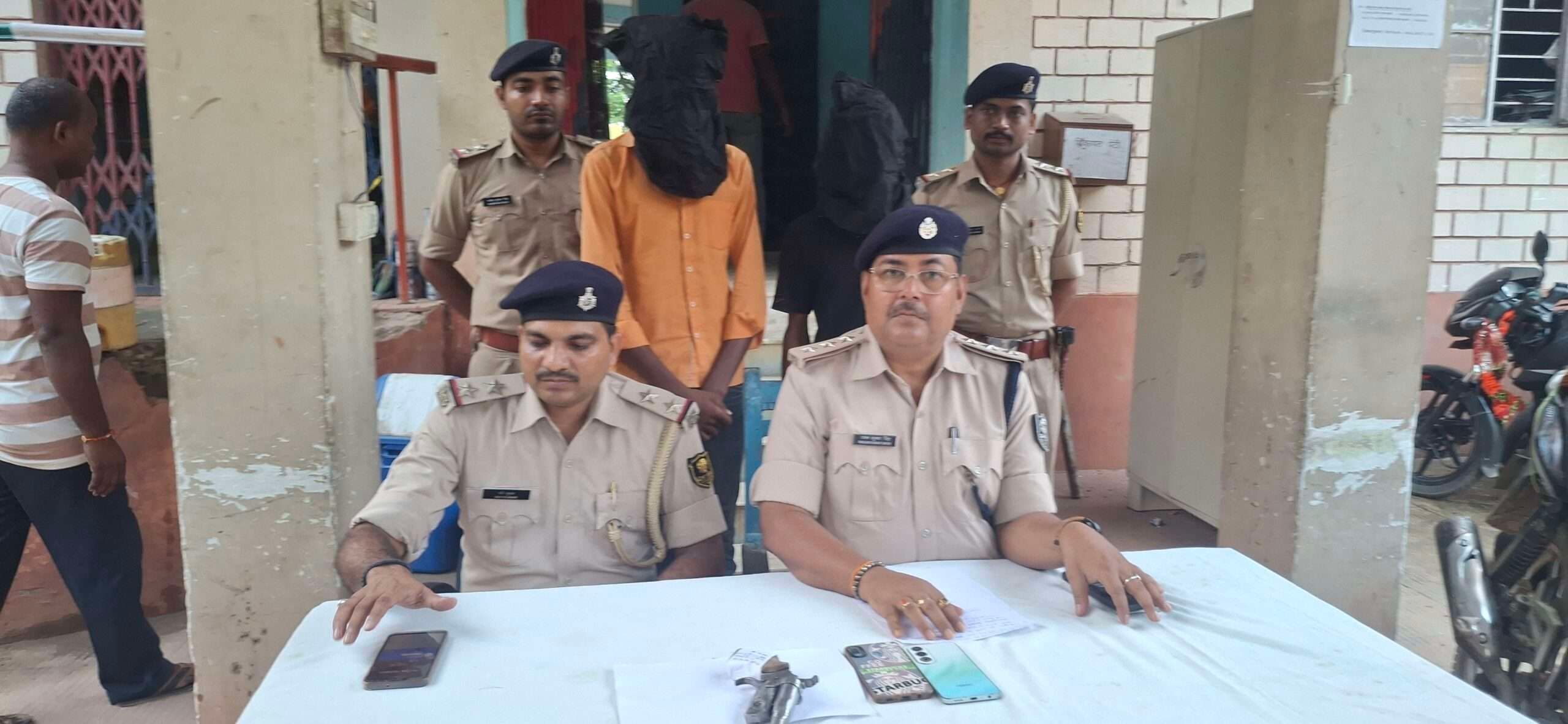 फलका में हथियार तस्करी में दो कट्टा के साथ गिरफ्तार