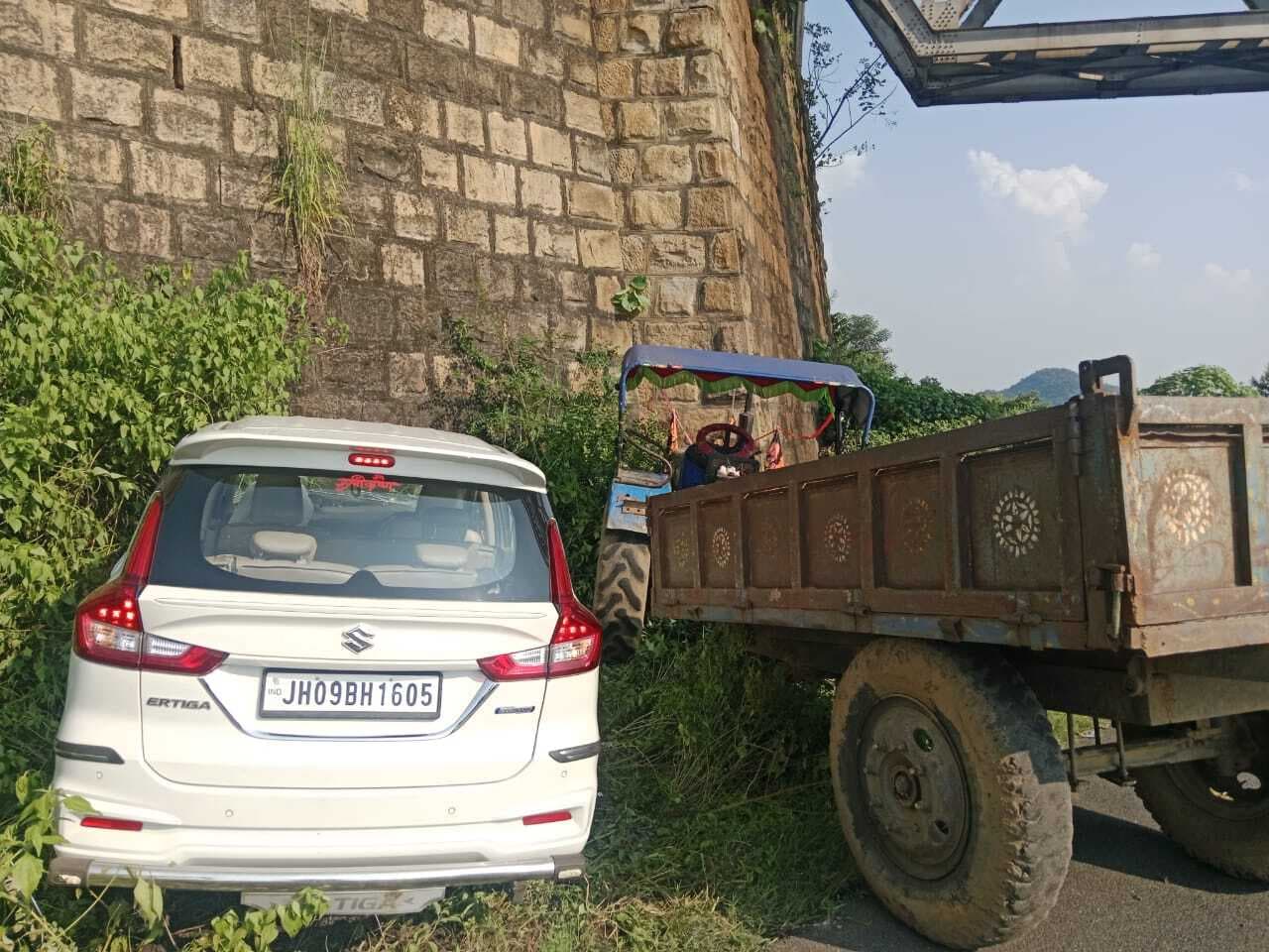 Bokaro News : ट्रैक्टर ने कार में मारी टक्कर, महिला समेत तीन लोग घायल