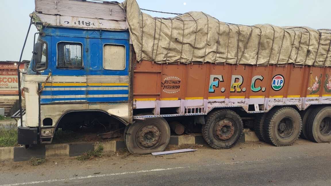 डिवाइडर से टकरा कर ट्रक दुर्घटनाग्रस्त, कोई हताहत नहीं