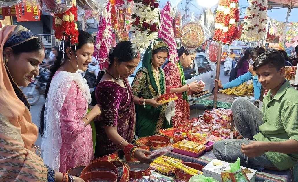 पति की दीर्घायु व सुख-समृद्धि के लिए सुहागिन आज करेंगी करवाचौथ